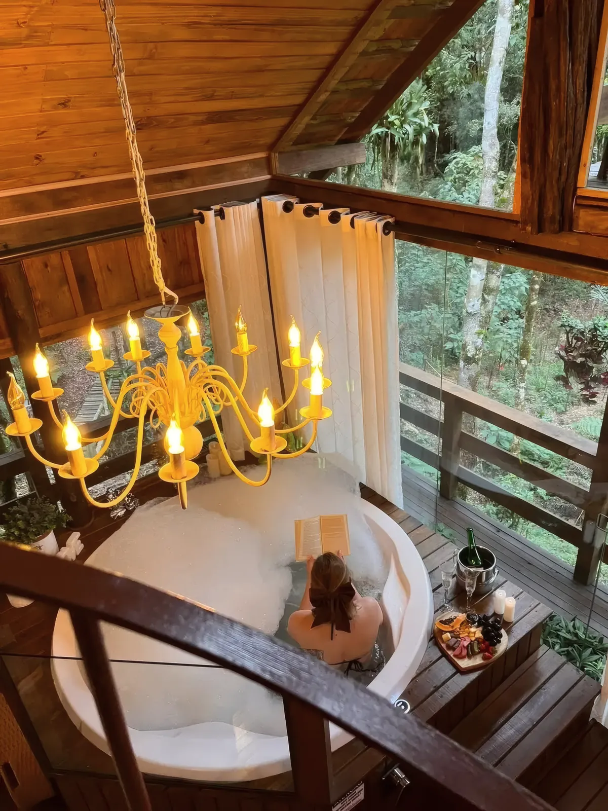 Hidromassagem da Cabana Aurora, aberta para a mata