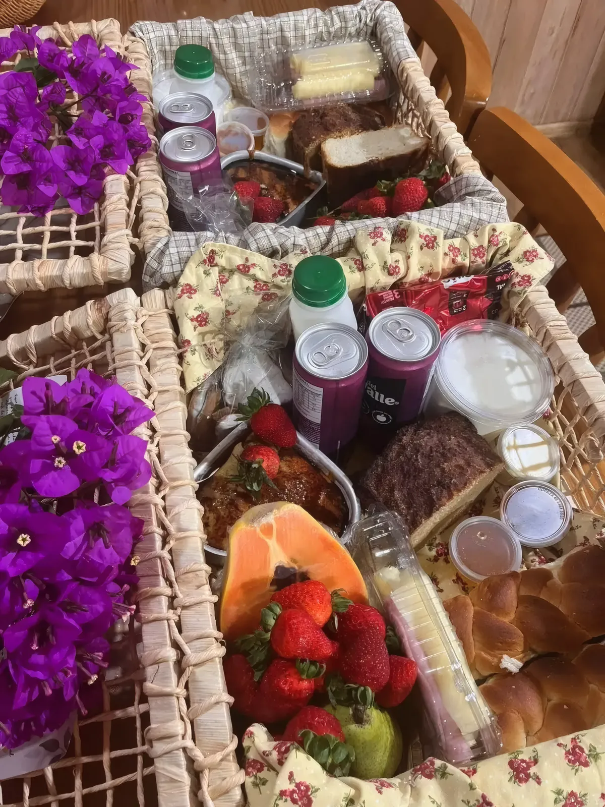 Cesta de café colonial com frutas e pães