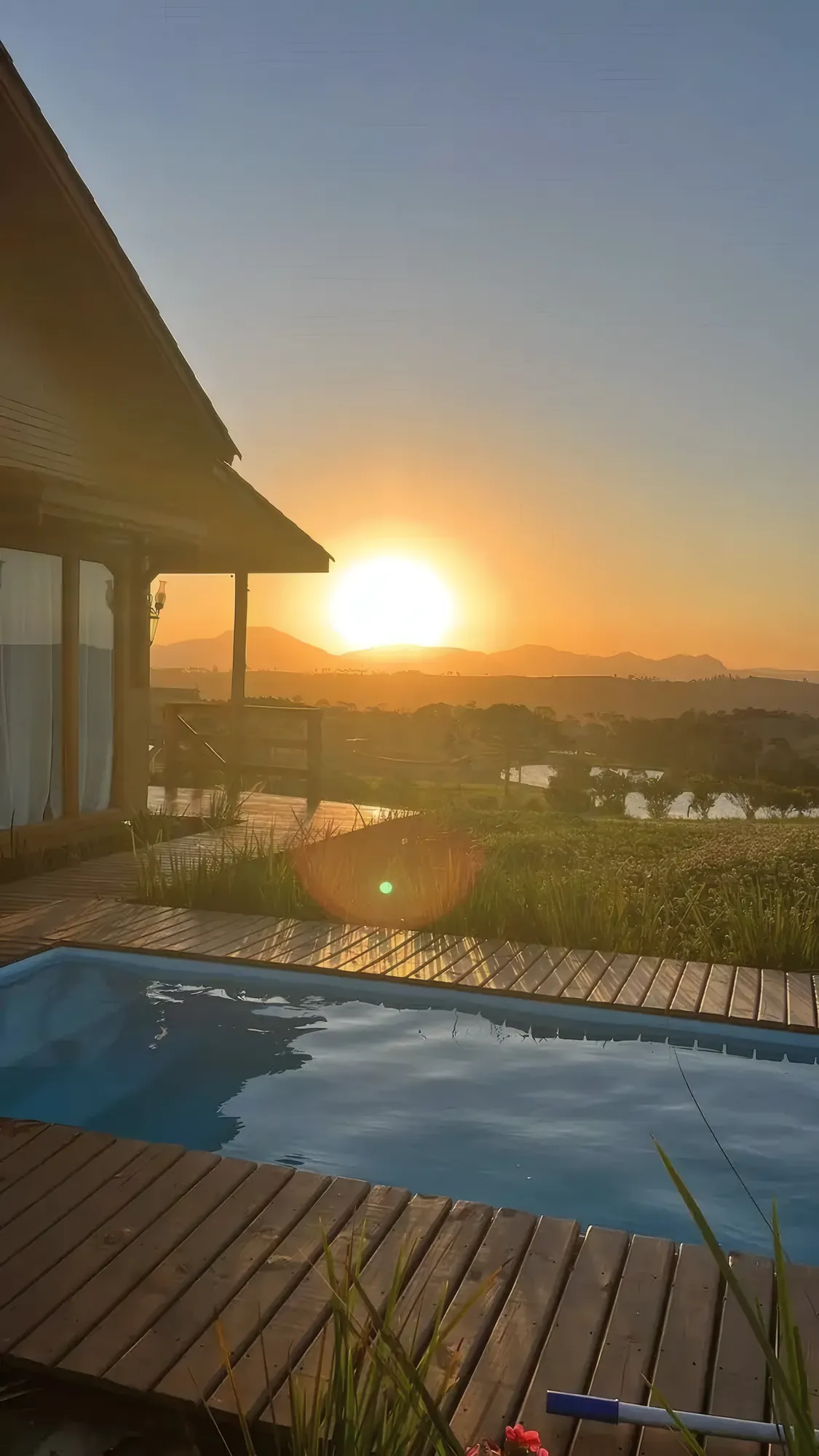 Piscina aquecida da Cabana Gaia com o sol se pondo